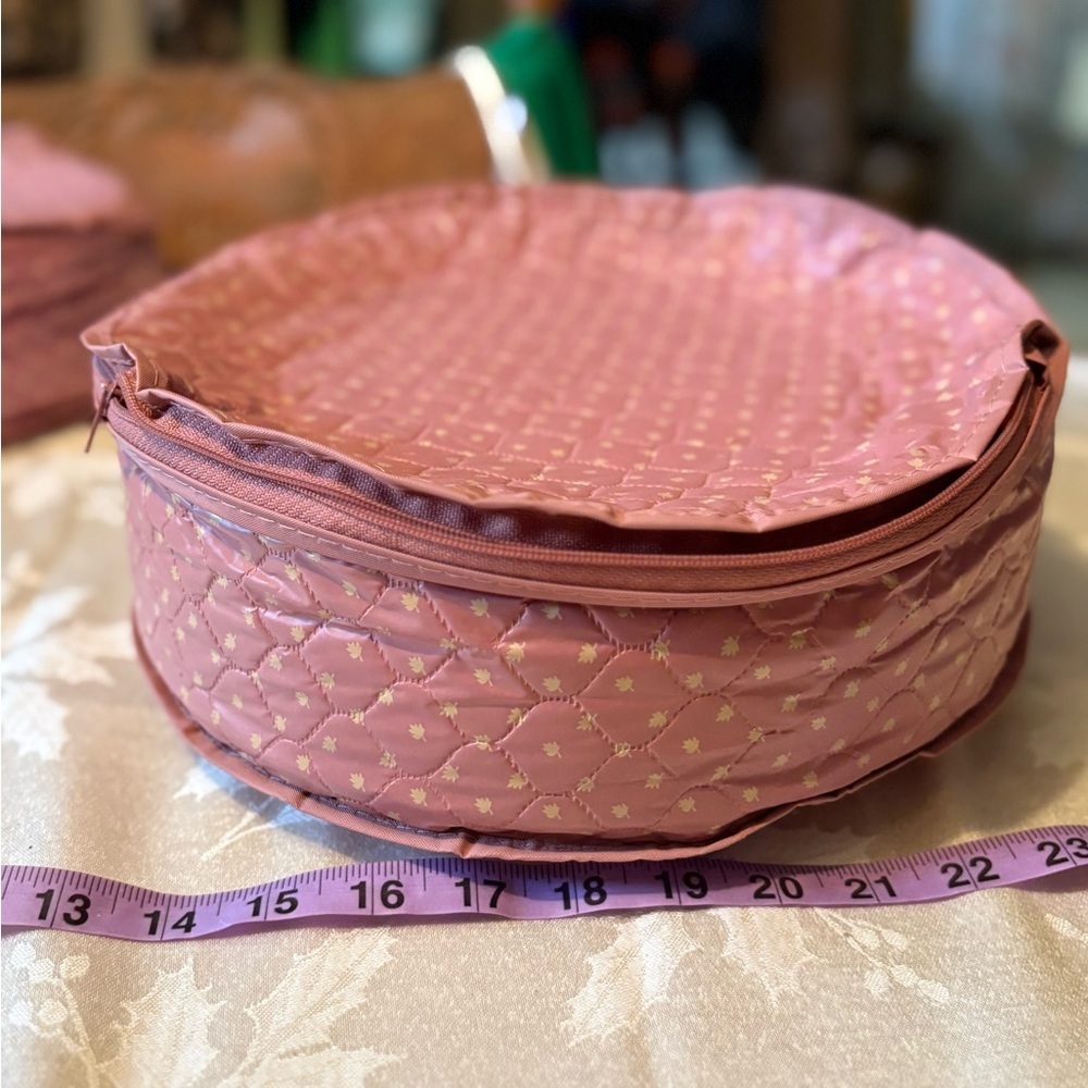 Vintage Pink Quilted Storage Bag and set of 7 Plates - Picture 2 of 7